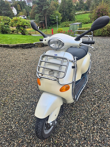 Vespa 50 2 of 9
