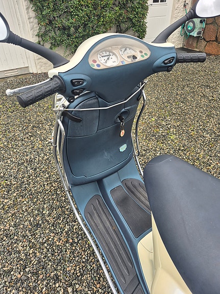 Vespa 50 5 of 9