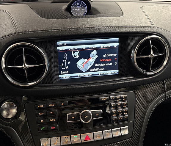 Mercedes-Benz SL63 14 of 25