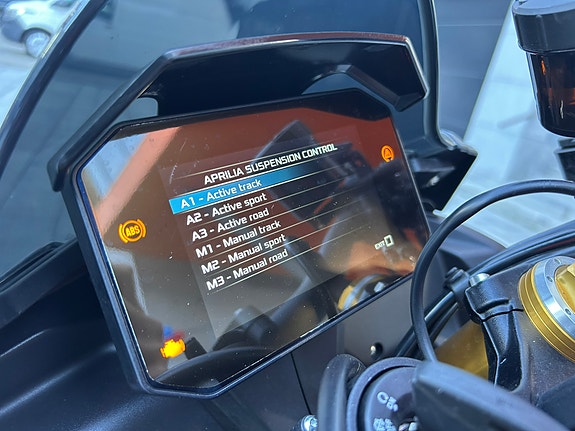 Aprilia Tuono V4 Factory 15 of 27