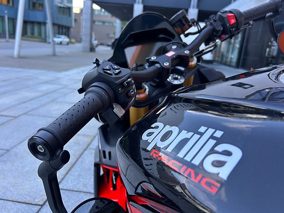 Aprilia Tuono V4 Factory 7 of 27