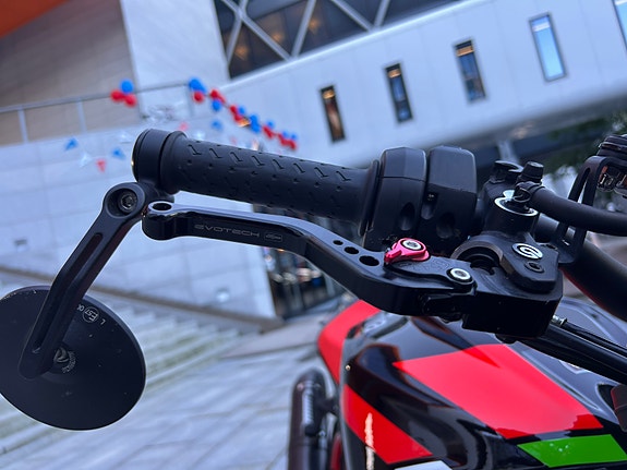 Aprilia Tuono V4 Factory 11 of 27