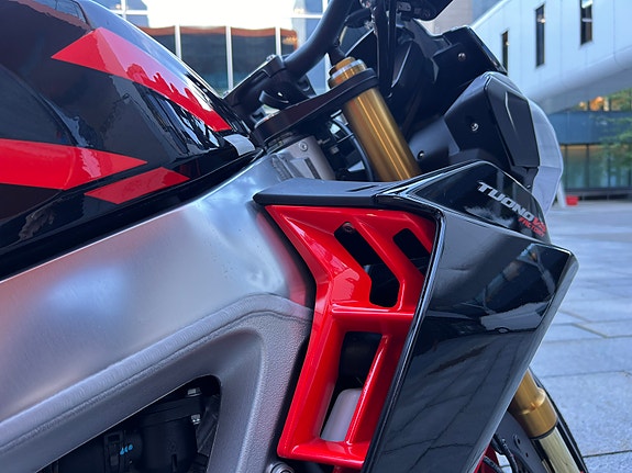 Aprilia Tuono V4 Factory 10 of 27