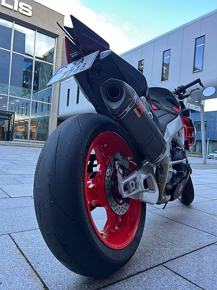 Aprilia Tuono V4 Factory 9 of 27