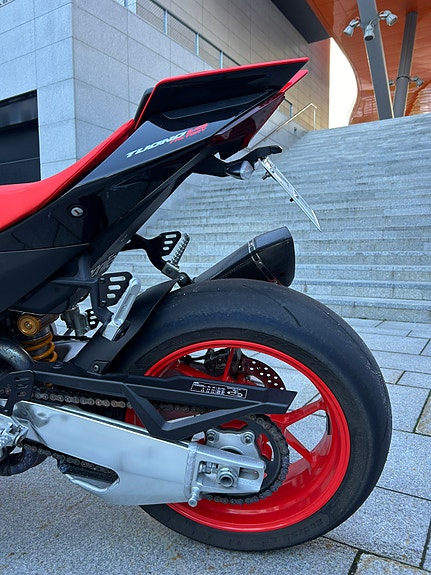 Aprilia Tuono V4 Factory 8 of 27