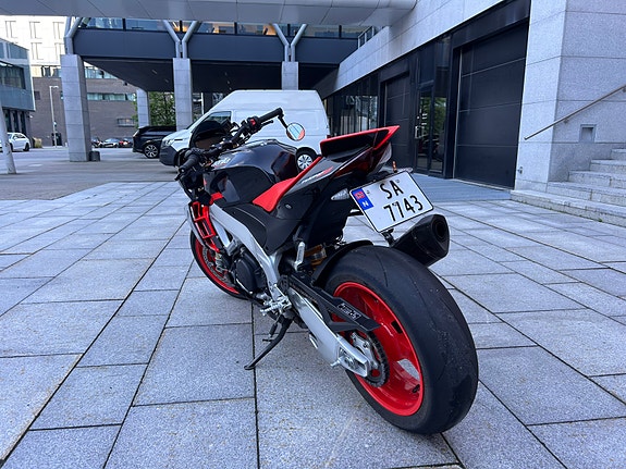 Aprilia Tuono V4 Factory 4 of 27