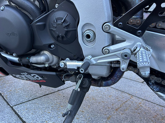 Aprilia Tuono V4 Factory 25 of 27