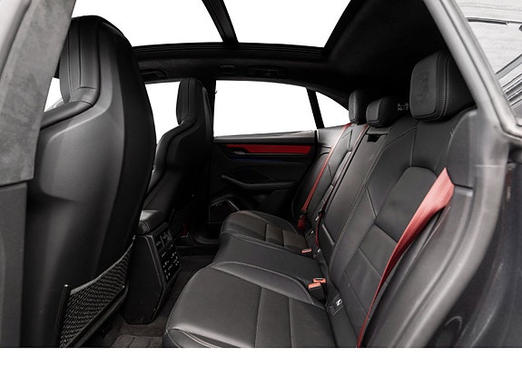 Porsche Macan 26 of 30