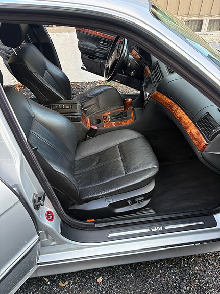 BMW 740i 8 of 20