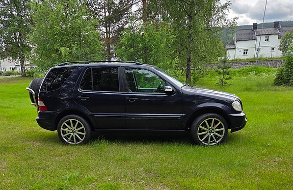 Mercedes-Benz ML270 2 of 15