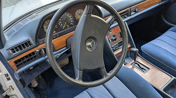 Mercedes-Benz 380 SE 12 of 16