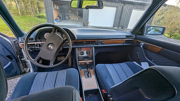 Mercedes-Benz 380 SE 9 of 16
