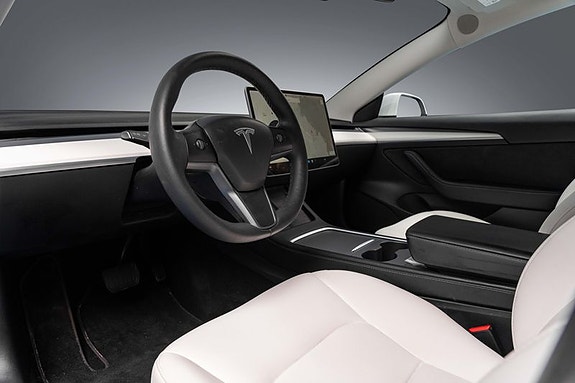 Tesla Model 3 24 of 30