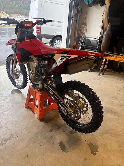 Ducati Desmo 450 2 of 6