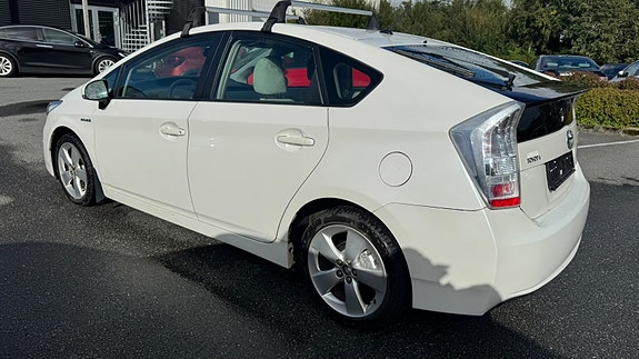Toyota Prius 4 of 26