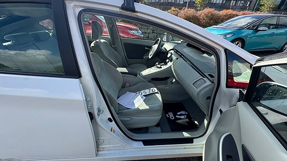 Toyota Prius 15 of 26