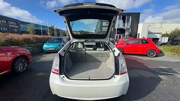 Toyota Prius 8 of 26