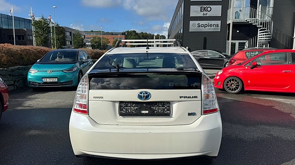 Toyota Prius 7 of 26