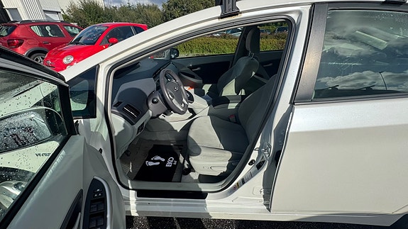 Toyota Prius 10 of 26
