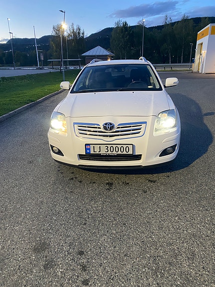 Toyota Avensis 2 of 28