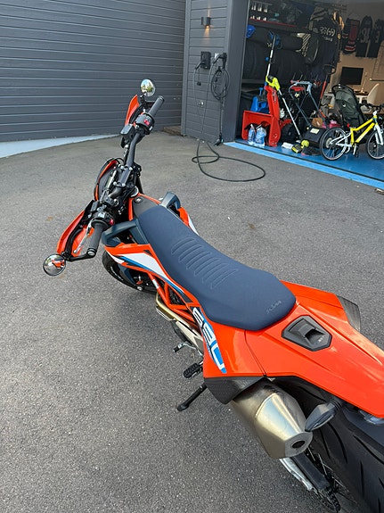 KTM 690 SMC R 3 of 9