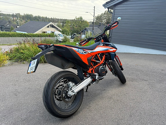 KTM 690 SMC R 7 of 9