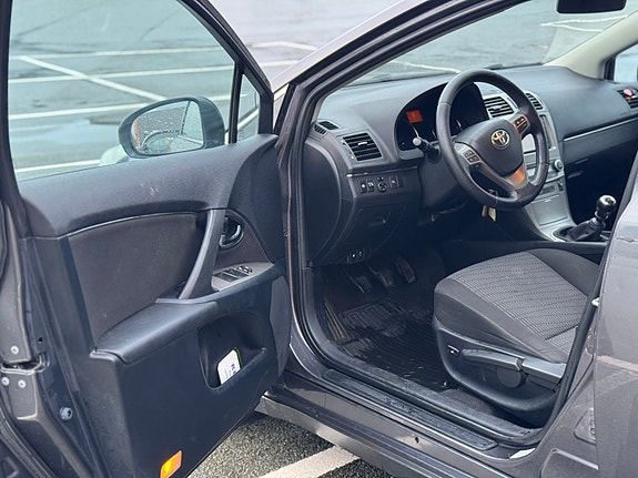 Toyota Avensis 7 of 13