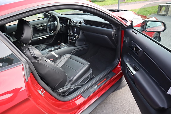 Ford Mustang 4 of 25