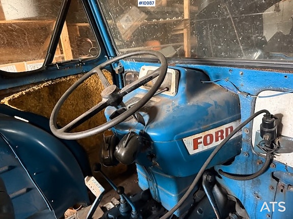 Ford 2000 2x4 traktor 8 of 27