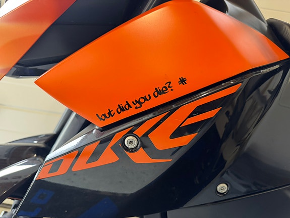 KTM 690 Supermoto 7 of 14