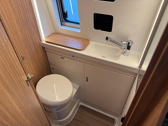 Weinsberg Cara Bus 600 DQ 15 of 17