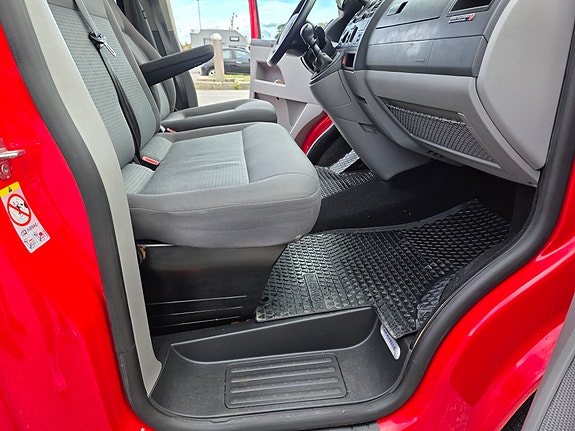 Volkswagen Caravelle 17 of 29