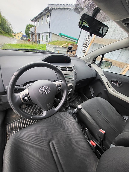 Toyota Yaris 9 of 17