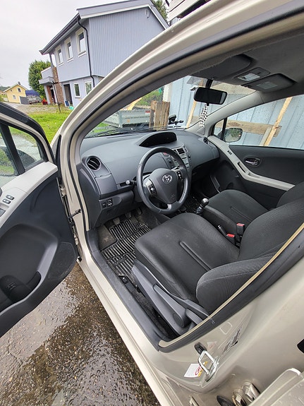 Toyota Yaris 10 of 17