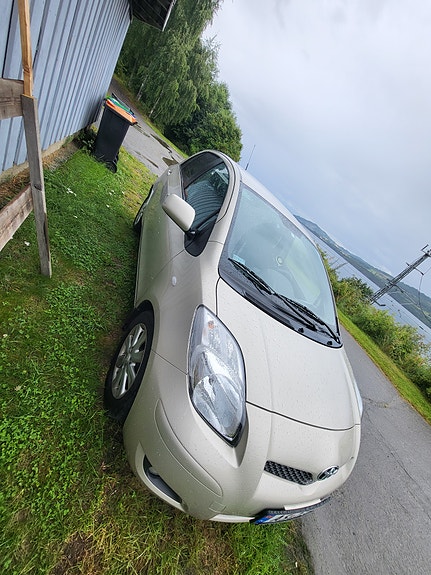 Toyota Yaris 15 of 17