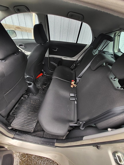Toyota Yaris 6 of 17