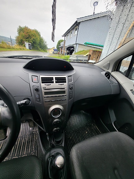 Toyota Yaris 11 of 17
