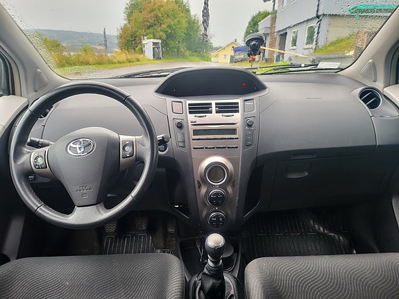 Toyota Yaris 3 of 17