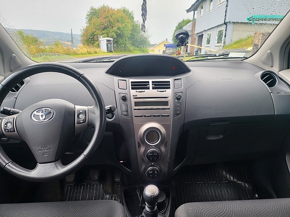 Toyota Yaris 4 of 17