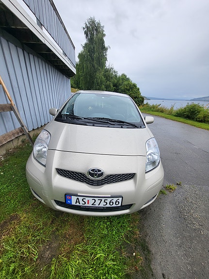Toyota Yaris 14 of 17