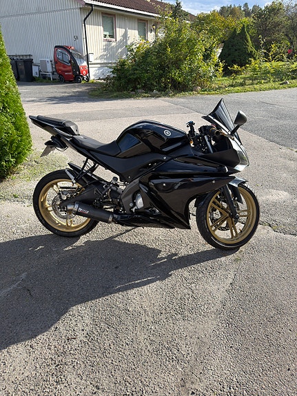 Yamaha YZF-R 125 2 of 12
