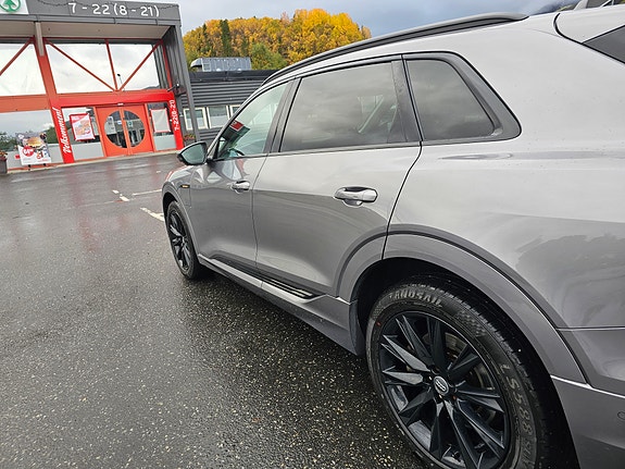 Audi e-tron 8 of 30