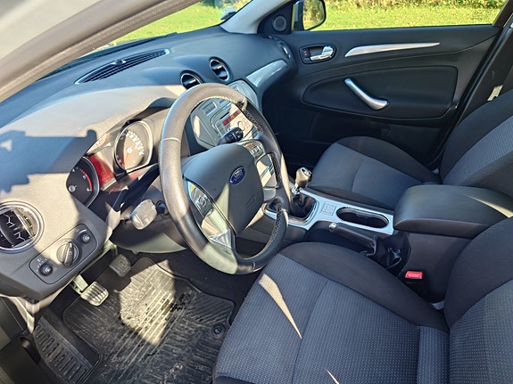 Ford Mondeo 17 of 28