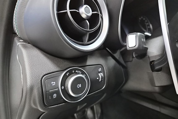 Alfa Romeo Giulia Quadrifoglio 23 of 30