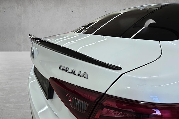 Alfa Romeo Giulia Quadrifoglio 14 of 30