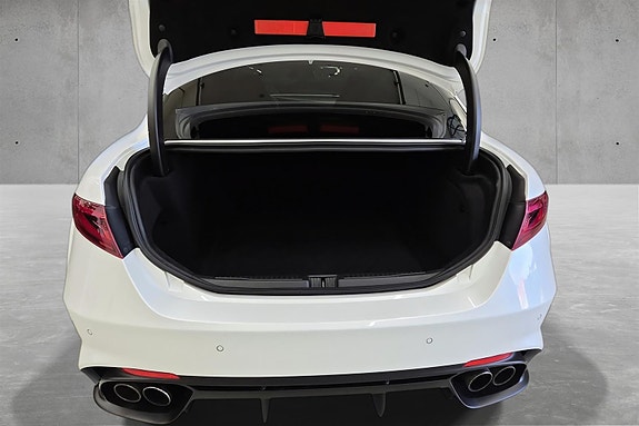 Alfa Romeo Giulia Quadrifoglio 13 of 30