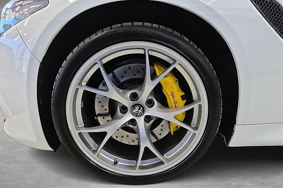 Alfa Romeo Giulia Quadrifoglio 10 of 30