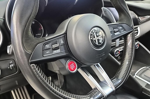 Alfa Romeo Giulia Quadrifoglio 19 of 30