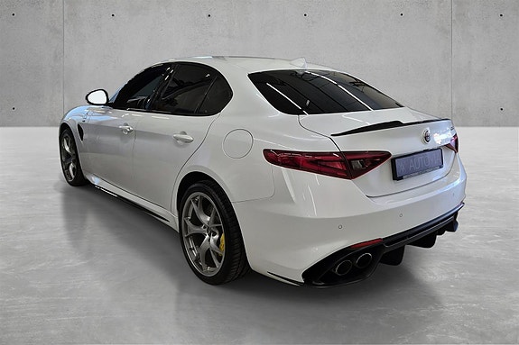 Alfa Romeo Giulia Quadrifoglio 8 of 30