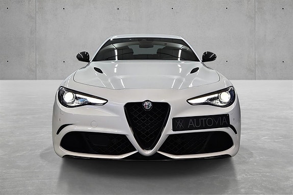 Alfa Romeo Giulia Quadrifoglio 3 of 30